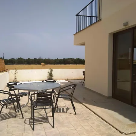 Schoenes-ferienhaus-mit-schlafzimmern-in-ruhiger-lage-mit-pool בית נופש פריווליה
